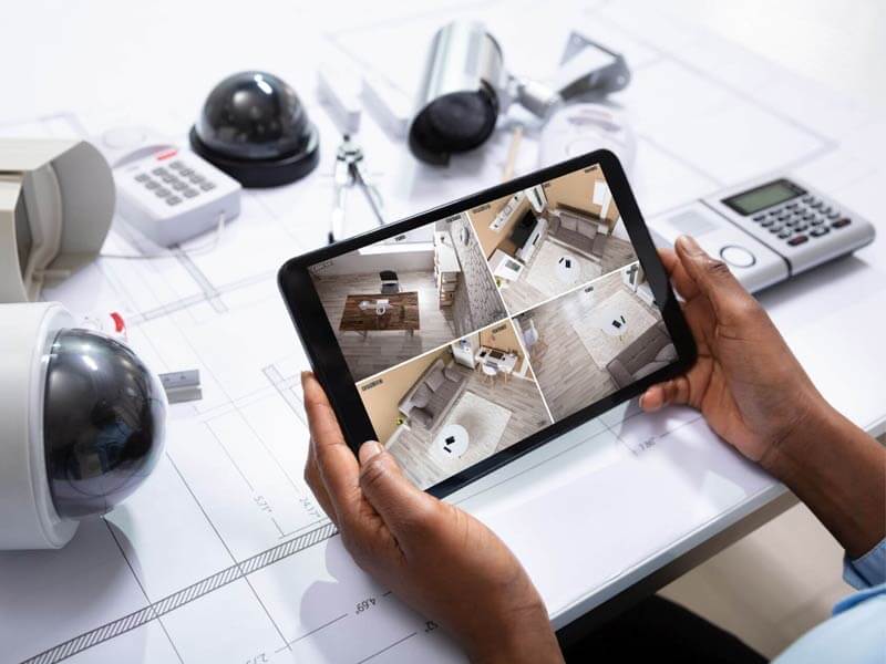 camaras de seguridad siendo mostrada la imagen en una tablet